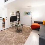 Teljes Loftlakas, Budapest